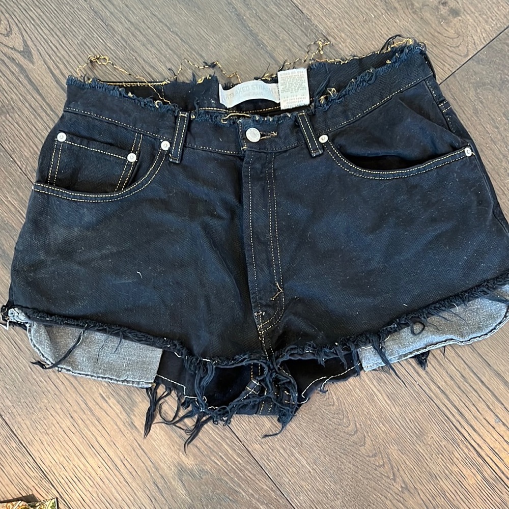 Urban outfitter LEVI denim shorts in black 🌸 waist “34”